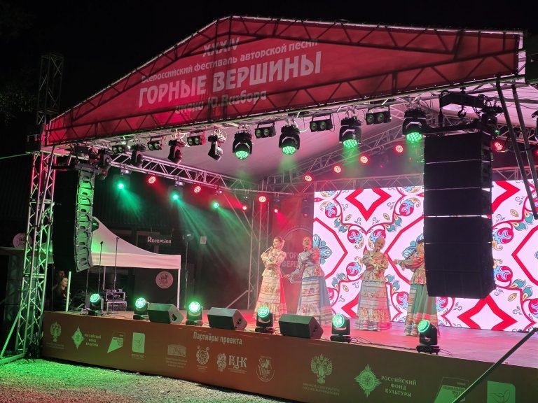 Шатёр  с  прозрачной крышей